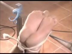 Ausgepeitscht: Brutale Folter ihrer geilen Fußsohlen